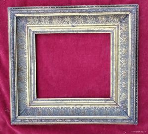 Bella cornice con ricca sagoma lavorata a pastiglia vari decori dorata a mecca 4 ordini di intaglio I° XIX° sec. luce cm.17x20 est. 31x34